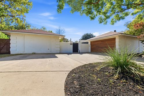 2201 Mistletoe Blvd, Fort Worth, TX, 76110-1131 | Card Image