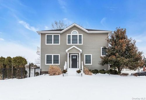 300 Fiddler Ln, Greenport, NY, 11944-2409 | Card Image