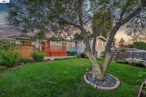 5161 Trask St, Oakland, CA, 94601-5529 | Card Image