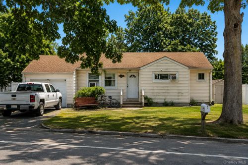 643 Jayne Blvd, Port Jefferson Station, NY, 11776-2947 | Card Image