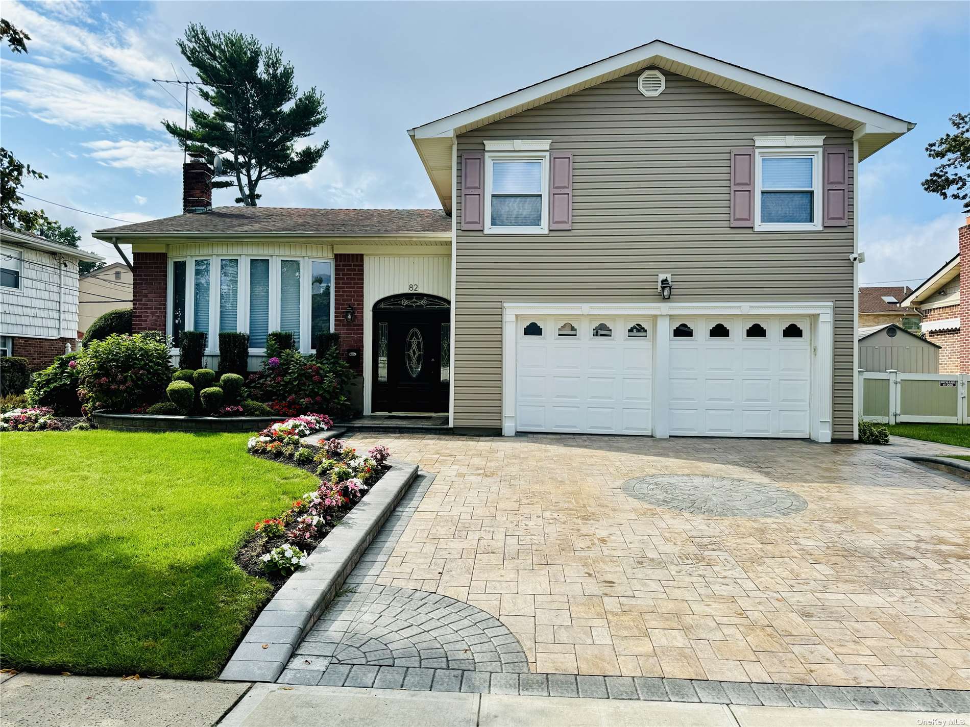 Barry Dr, Westbury, NY 11590