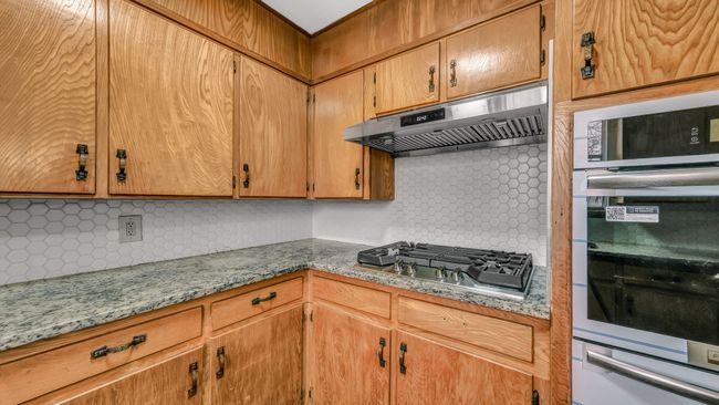 Gas cooktop and vent hood | Image 15