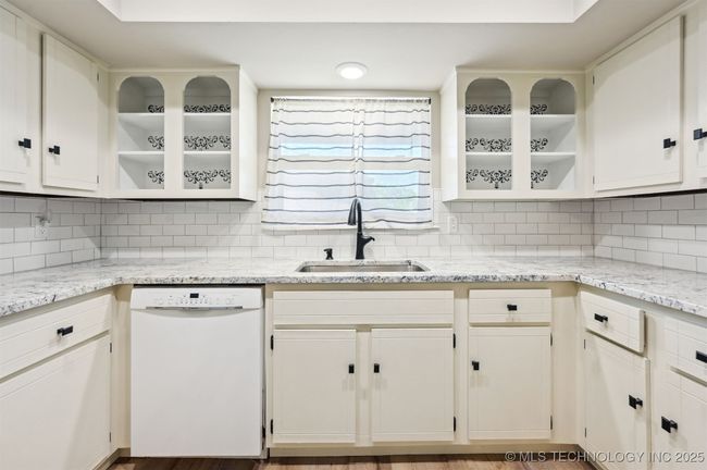 very nice open Kitchen with Grante Counters all new | Image 16