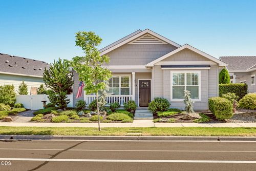 1529 N Haskell St, Central Point, OR, 97502-2596 | Card Image