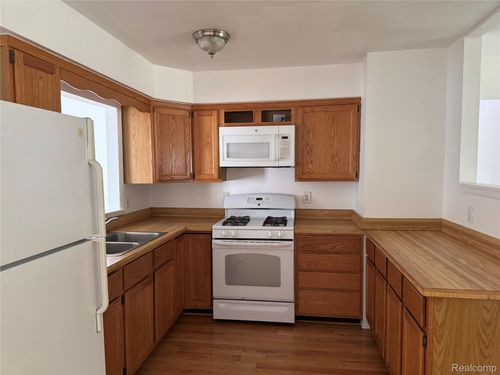 392 Hollywood Dr, Saline, MI, 48176-1110 | Card Image