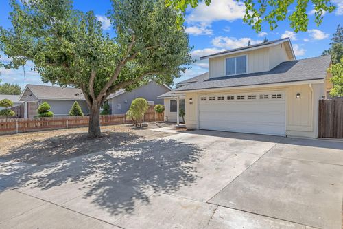 821 W Lark Ct, Visalia, CA, 93291-1858 | Card Image