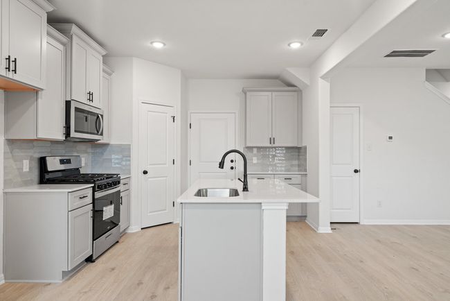 639 Backstays Loop, House other with 3 bedrooms, 3 bathrooms and 4 parking in Kyle TX | Image 4