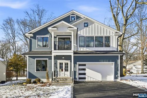 8 Montgomery Rd, Livingston, NJ, 07039-4119 | Card Image