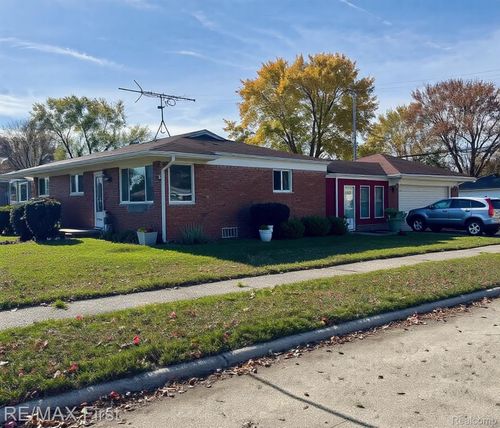 24307 Teppert Ave, Eastpointe, MI, 48021-4217 | Card Image