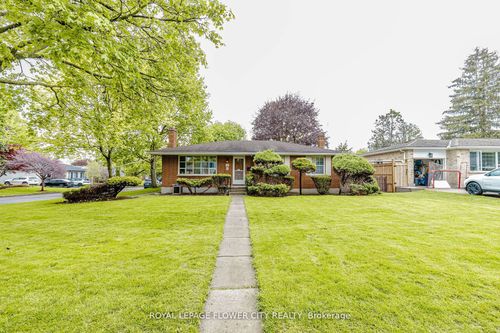 15 Cumberland Cres, London, ON, N5X1B7 | Card Image