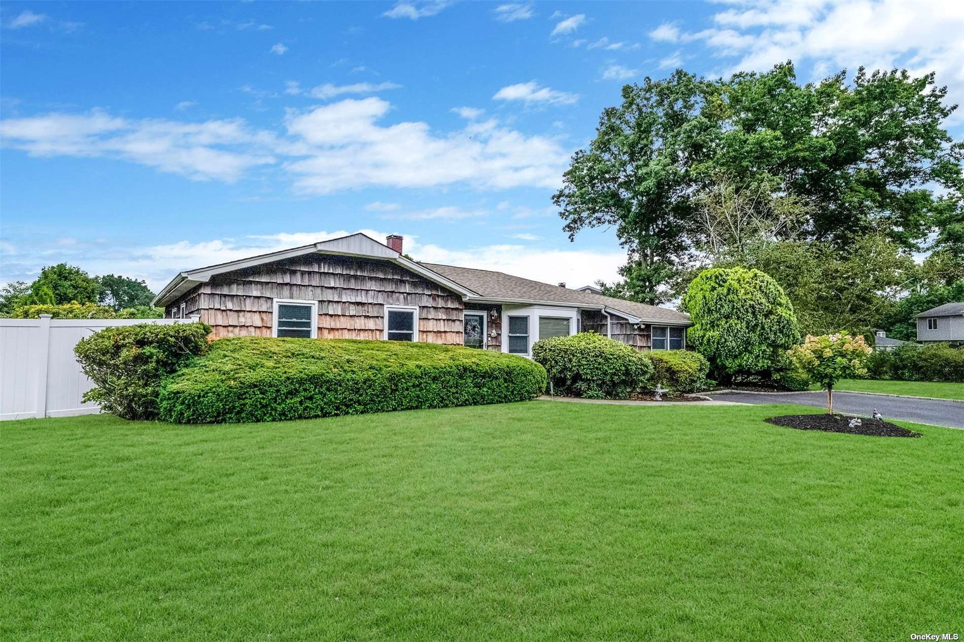 Pleasant Pl, Farmingville, NY 11738