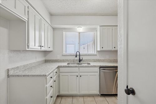 2106 Valleywood Dr, Arlington, TX, 76013-4304 | Card Image