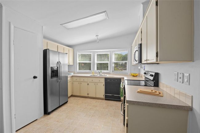 Open kitchen with updated appliances and fantastic view | Image 10