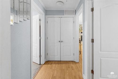 1970 Lincoln Dr, Manhattan, KS, 66502-4554 | Card Image