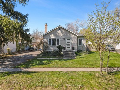 11 Edward Ave, Saint Catharines, ON, L2N1K1 | Card Image