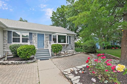 2040 Honey Locust Dr, Algonquin, IL, 60102-4230 | Card Image