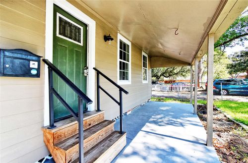504 Green St, Baytown, TX, 77520-2812 | Card Image