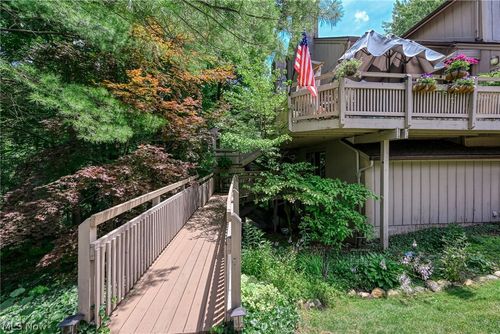 654 Meredith Ln, Cuyahoga Falls, OH, 44223-2594 | Card Image