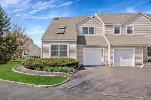 456 Village Oaks Ln, Babylon, NY, 11702-3120 | Card Image