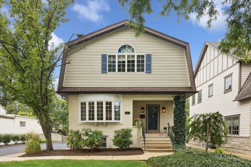 230 Holmes Ave, Clarendon Hills, IL, 60514-1418 | Card Image