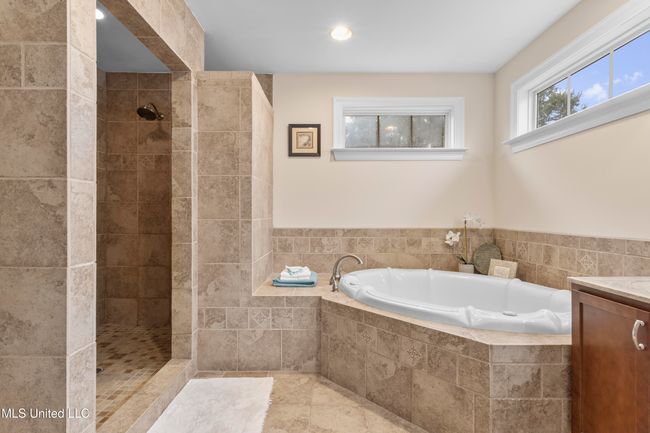 Primary Shower/Tub | Image 30