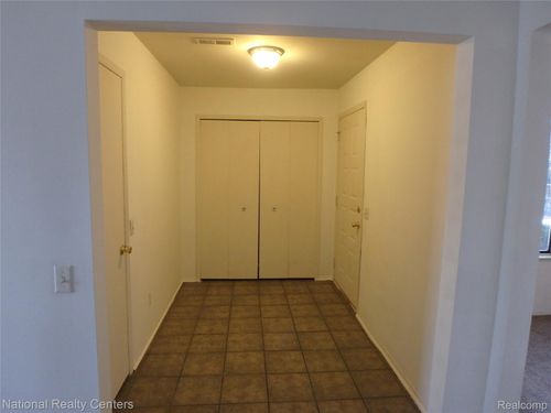 962 Saybrook Dr, Waterford, MI, 48327-2588 | Card Image