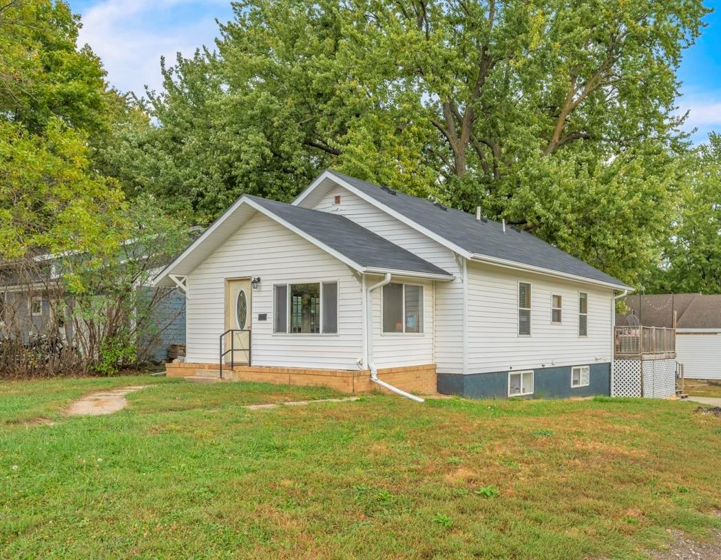 Erie Ave, Spirit Lake, IA 51360