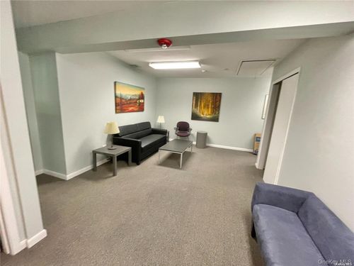 556 W Jericho Tpke, Smithtown, NY, 11787-2601 | Card Image