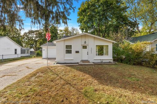 23057 Hawthorne St, Farmington, MI, 48336-3330 | Card Image