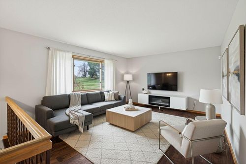 7275 Pontiac Cir, Chanhassen, MN, 55317-9454 | Card Image