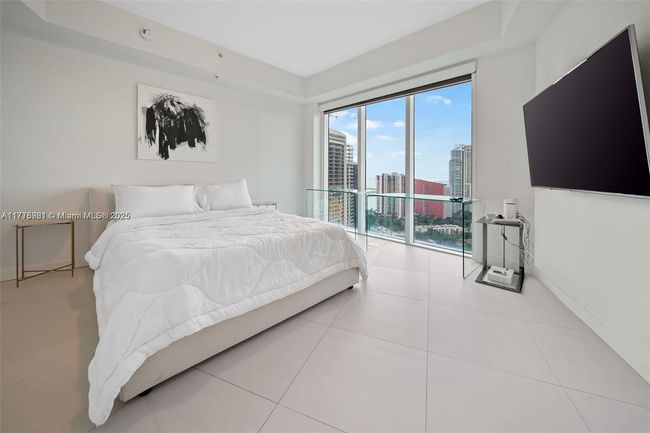 APT-2600 - 60 Sw 13 Th St, Condo with 3 bedrooms, 4 bathrooms and null parking in Miami FL | Image 7