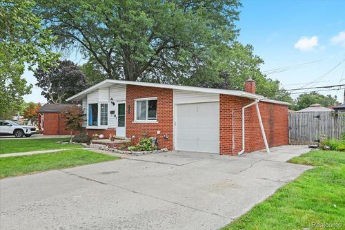 8346 Hillcrest Blvd, Westland, MI, 48185-1764 | Card Image