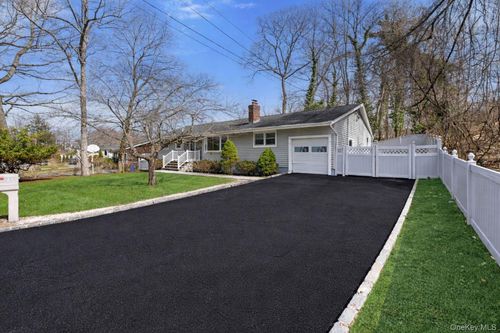 75 Hawthorne Rd, Kings Park, NY, 11754-3327 | Card Image