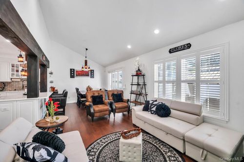 4 Beech St, Islip, NY, 11751 | Card Image