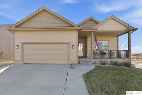 18615 Robin Dr, Omaha, NE, 68136-3328 | Card Image