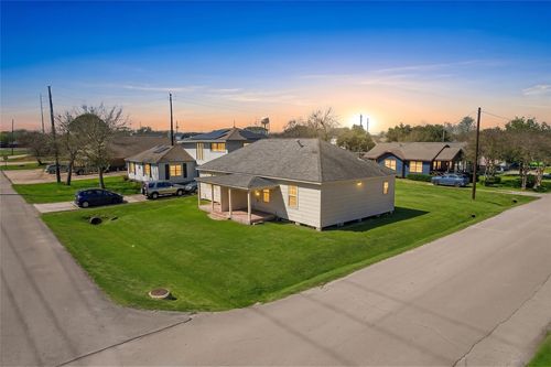 317-319 E B St, La Porte, TX, 77571-5408 | Card Image