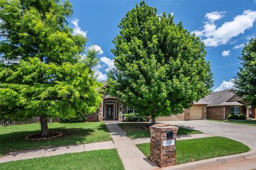 700 Hedgewood Dr, Moore, OK, 73160-8398 | Card Image