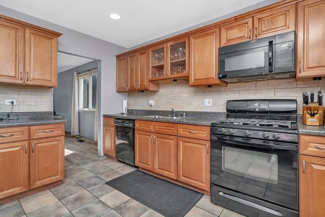 1 Red Wing Ct, House other with 4 bedrooms, 2 bathrooms and 2 parking in Woodridge IL | Image 5