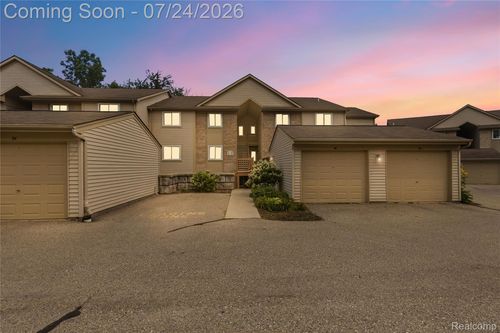 4892 Ashley Ln, Waterford Twp, MI, 48329-1702 | Card Image