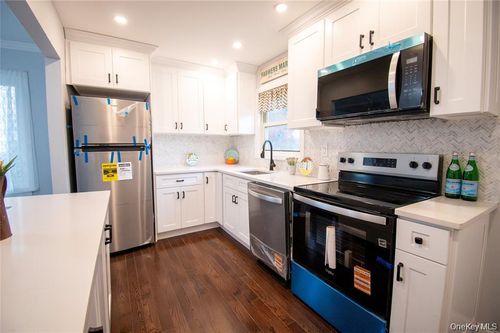 650 Bryant St, East Meadow, NY, 11554-5144 | Card Image