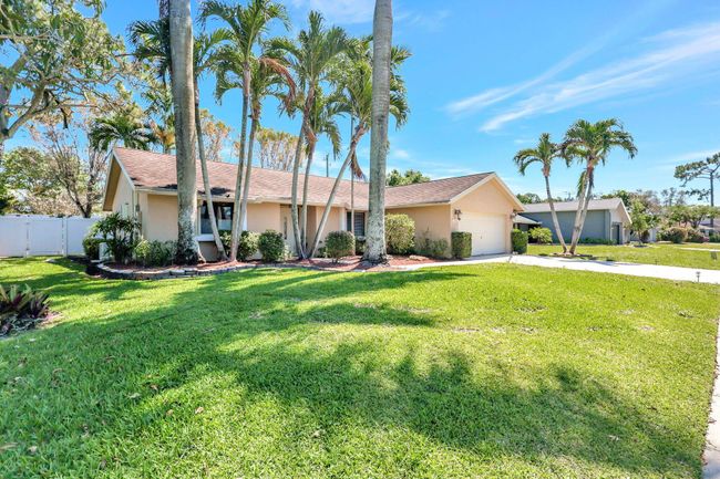 226 Parkwood Drive S, House other with 3 bedrooms, 2 bathrooms and null parking in Royal Palm Beach FL | Image 4