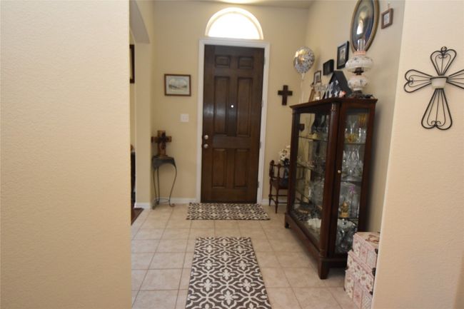 Front foyer is wide and welcoming. | Image 15