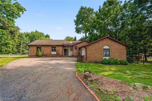 3602 Heatherwood Cir Nw, North Canton, OH, 44720-3421 | Card Image
