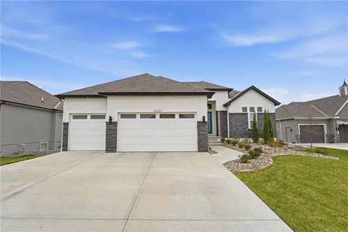 16657 S Tomashaw St, Olathe, KS, 66062-8117 | Card Image