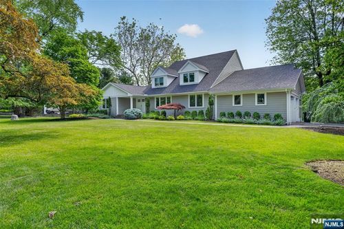 22 Glen Carl Rd, Upper Saddle River, NJ, 07458-1405 | Card Image