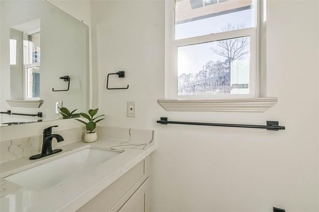 Half Bathroom near utility Room | Image 27