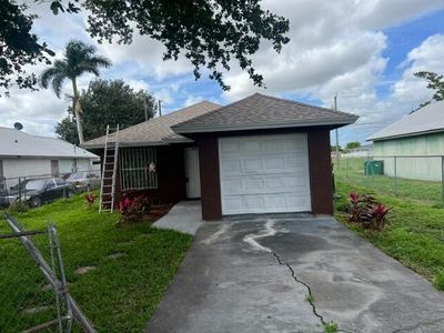 135 Nw 9th Avenue, House other with 3 bedrooms, 2 bathrooms and null parking in South Bay FL | Image 1