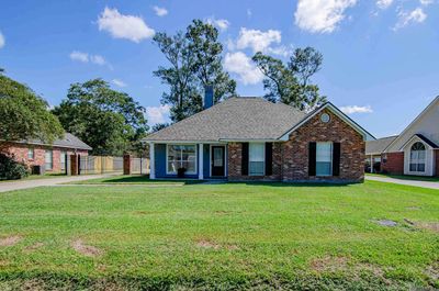 30960 Katie Dr, House other with 3 bedrooms, 2 bathrooms and null parking in Denham Springs LA | Image 2