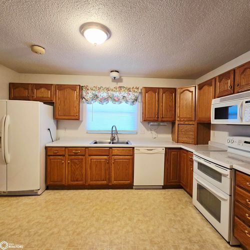 2226 Lynndale Rd, Oskaloosa, IA, 52577-9129 | Card Image