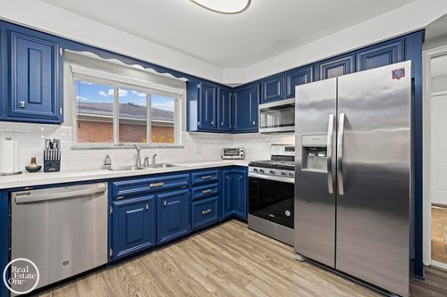 21516 Raven Ave, Eastpointe, MI, 48021-2785 | Card Image